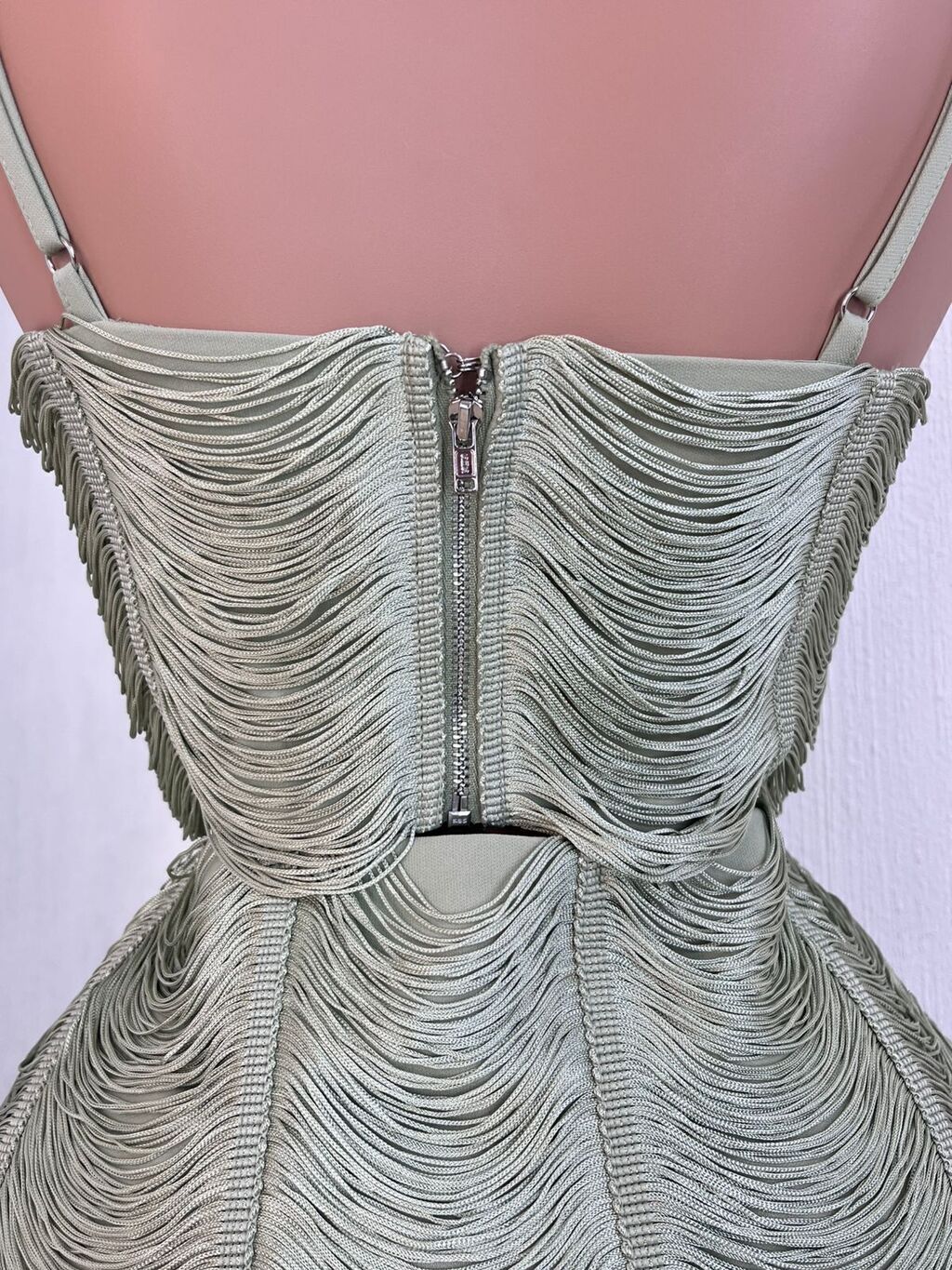 Set elegancia sage con flecos detalle de caída