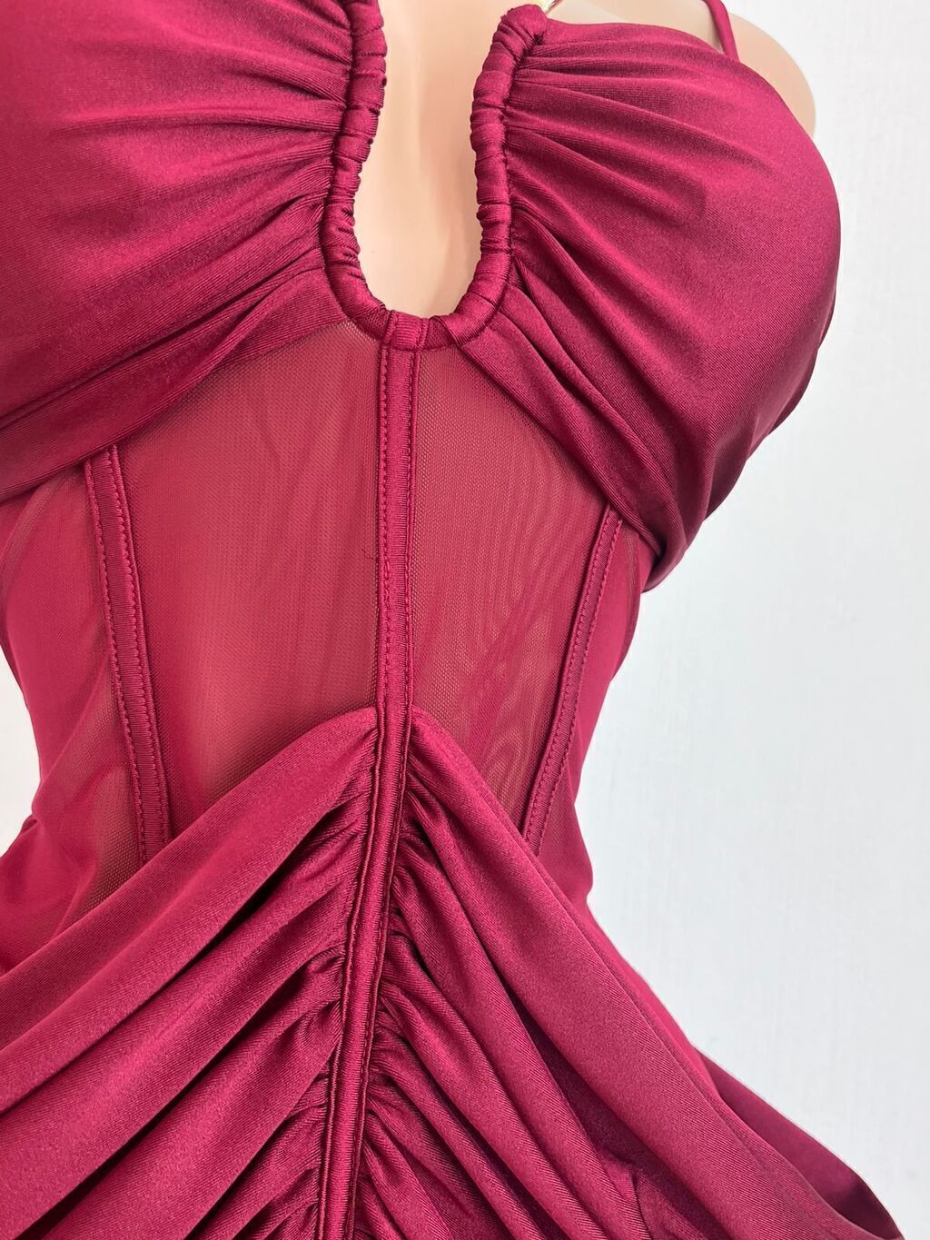 Vestido Midi Drapeado Vino con Transparencias 260961