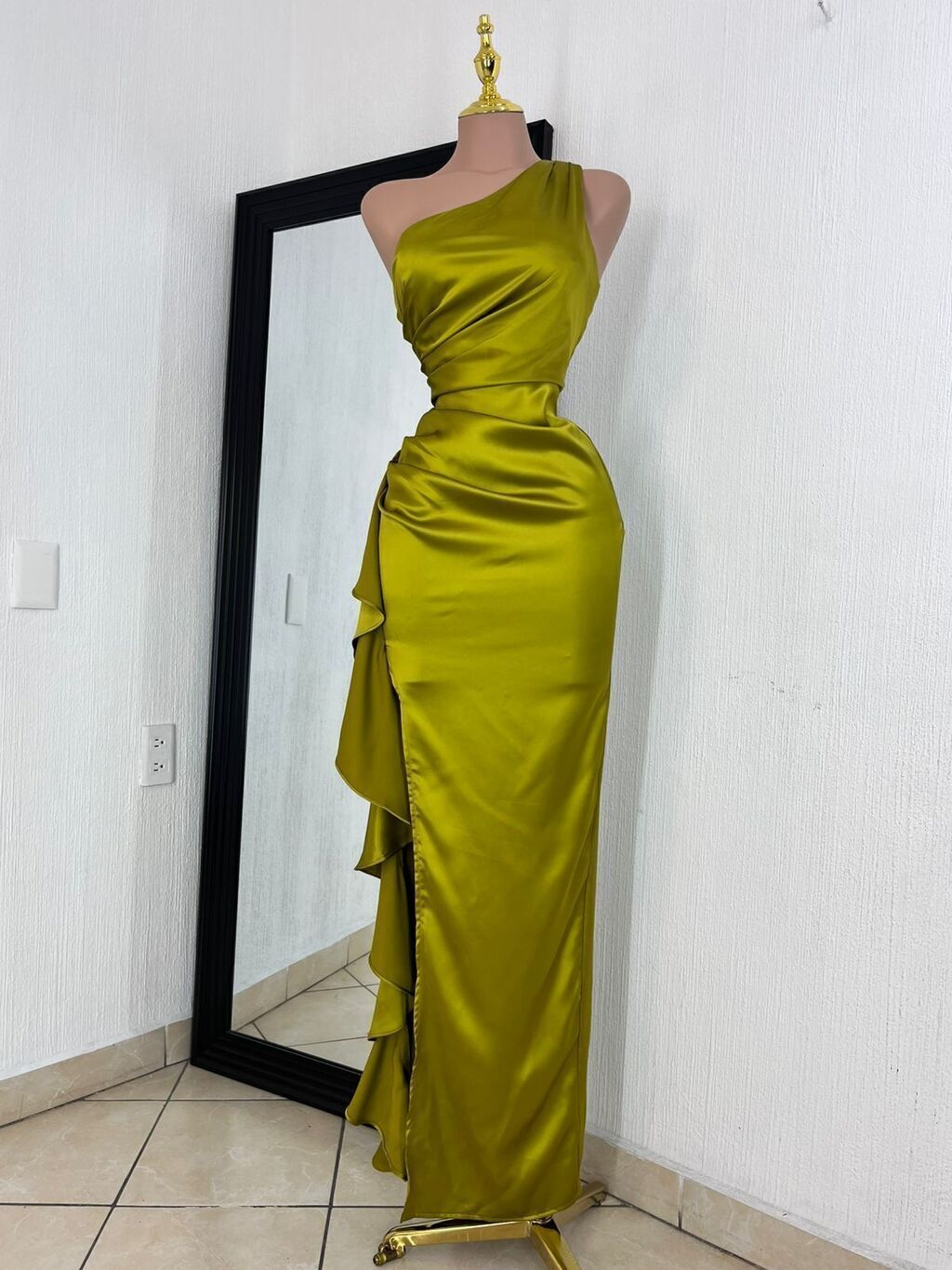 Vestido verde lima satinado detalle de tela y acabado