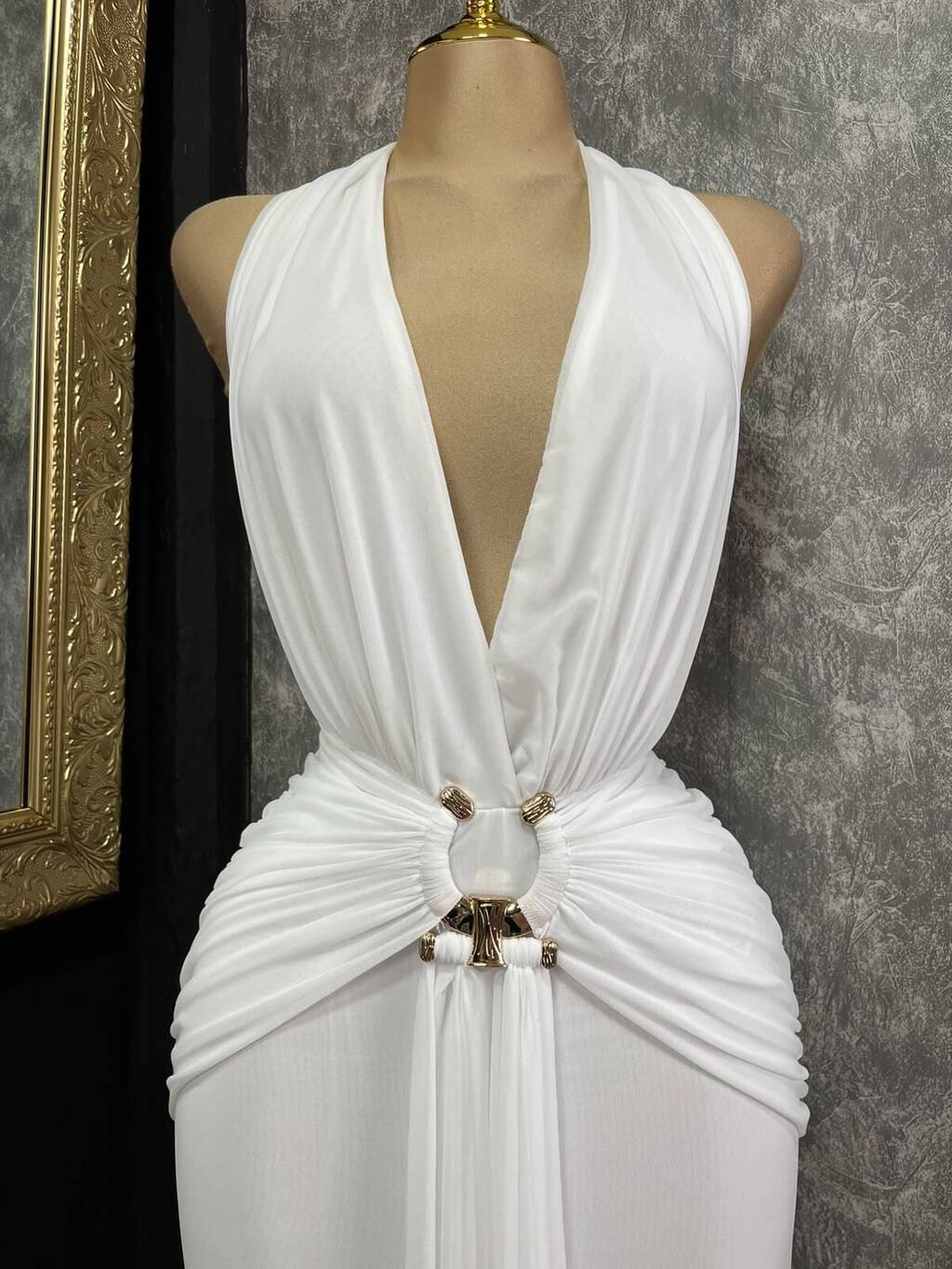 Vestido Maxi Halter con Escote Profundo y Herraje Dorado 261158