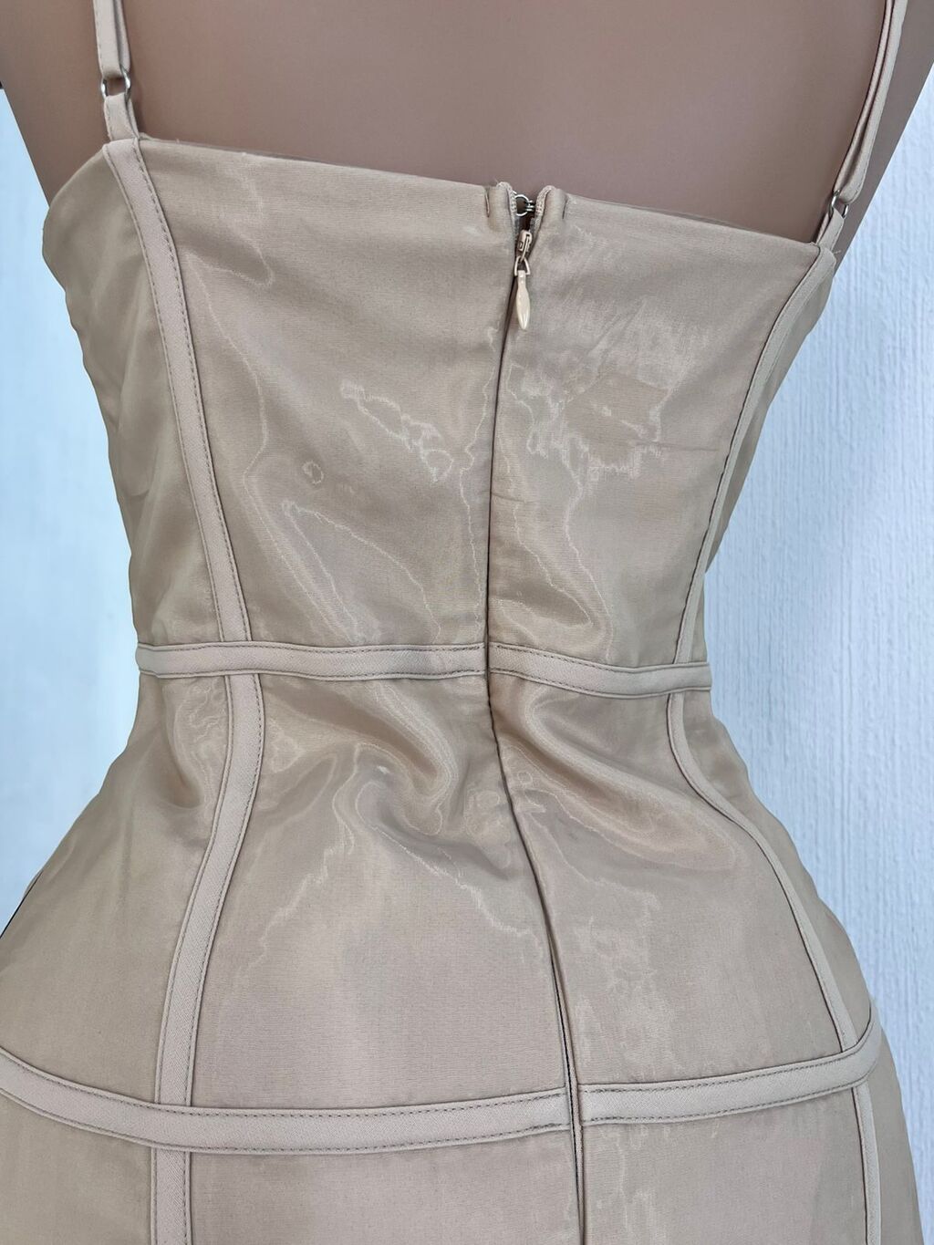 Vestido mini bordado elegancia nude detalle de tela y acabado