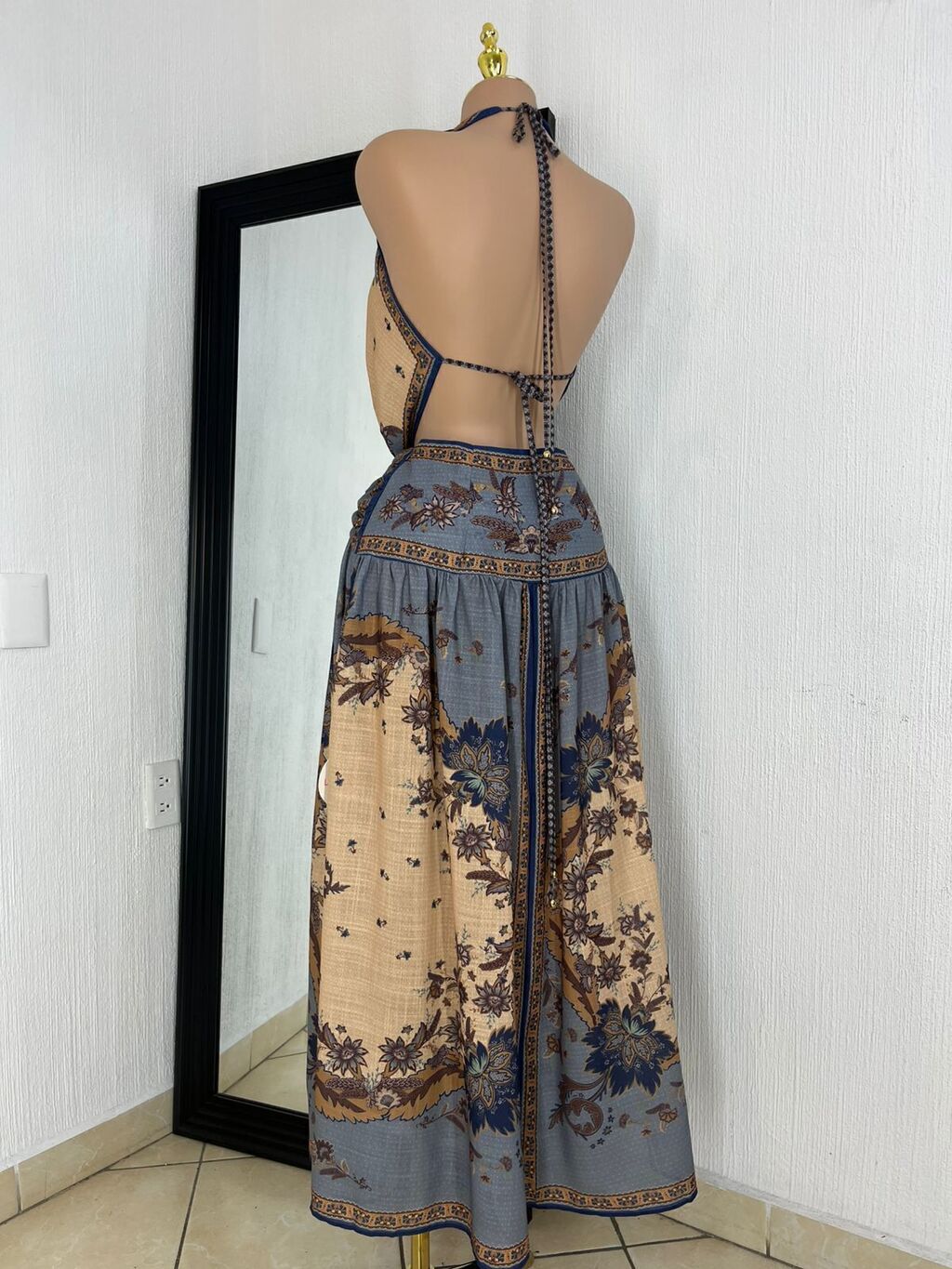 Vestido bohemio azul arena detalle lateral y caída