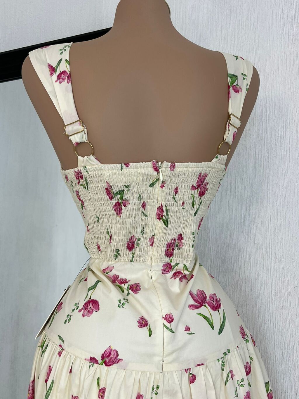 Vestido midi floral romance garden silueta angular MB Mayte Barrera