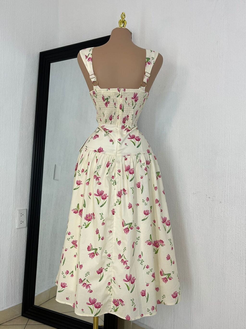 Vestido midi floral garden vista frontal completa