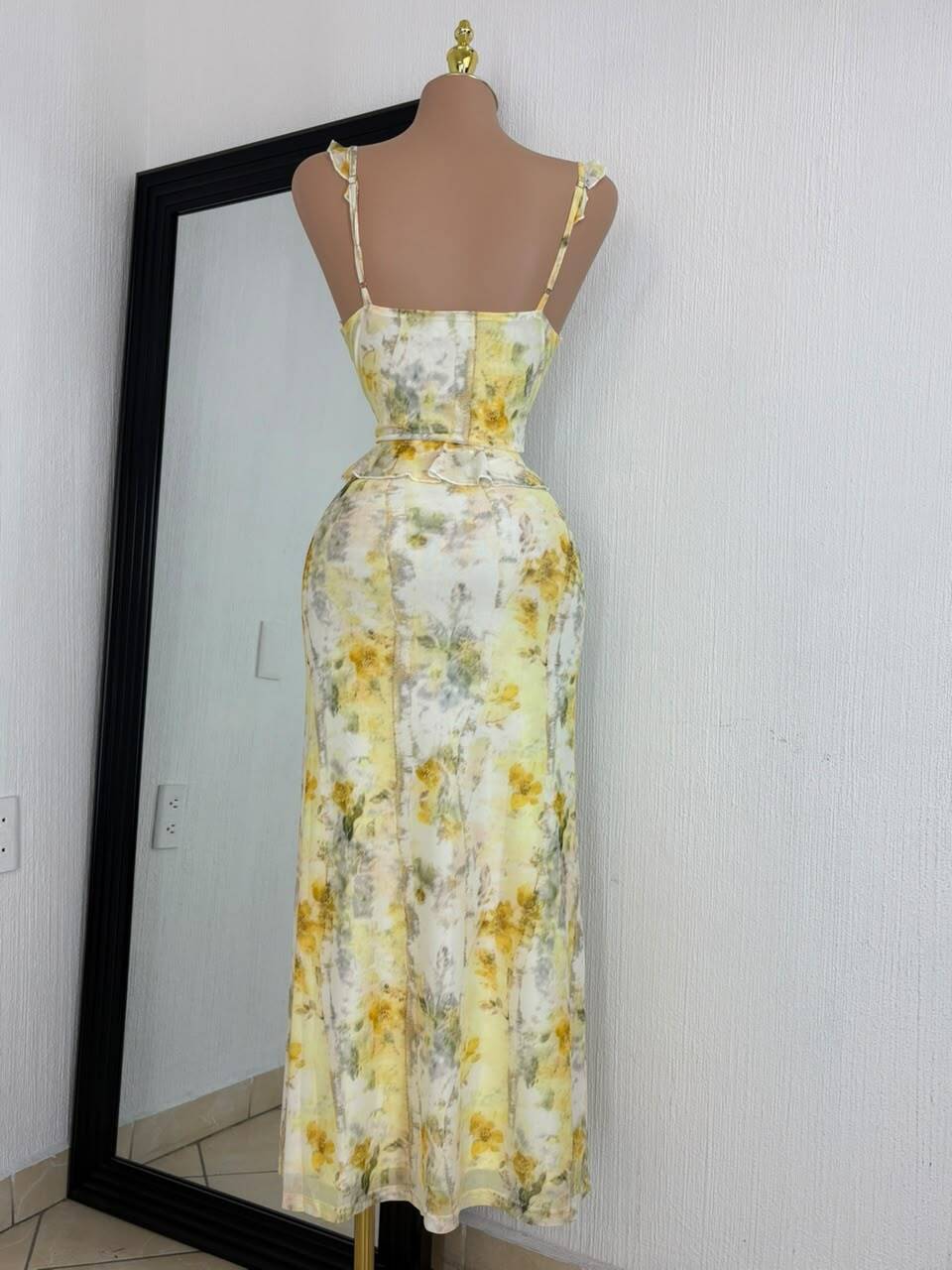 Vestido floral con drapeado y volante look completo