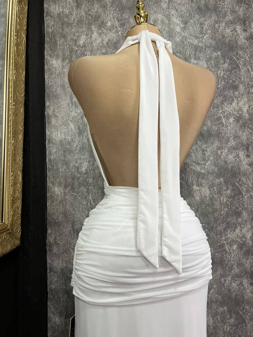 Vestido halter escote profundo detalle de herraje dorado