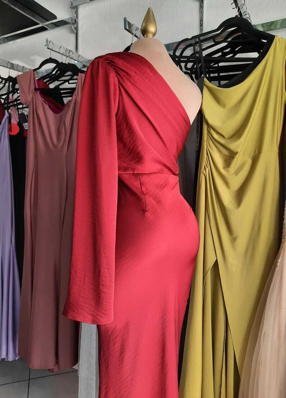 Vestido largo un hombro look completo MB Mayte Barrera