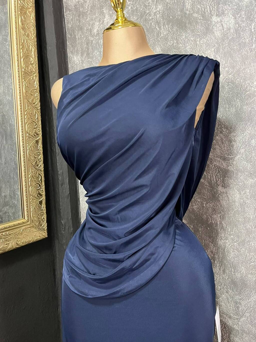 Vestido largo drapeado elegancia nocturna vista trasera MB Mayte Barrera