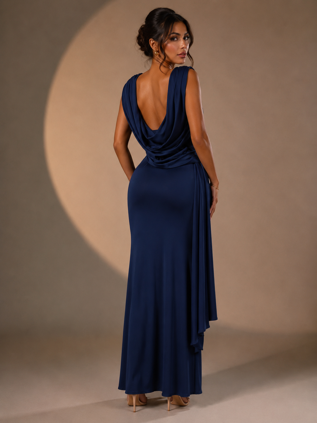 Vestido largo drapeado nocturno vista frontal completa