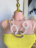 Collar de eslabones oversized en acrílico blanco nacarado con broche plateado