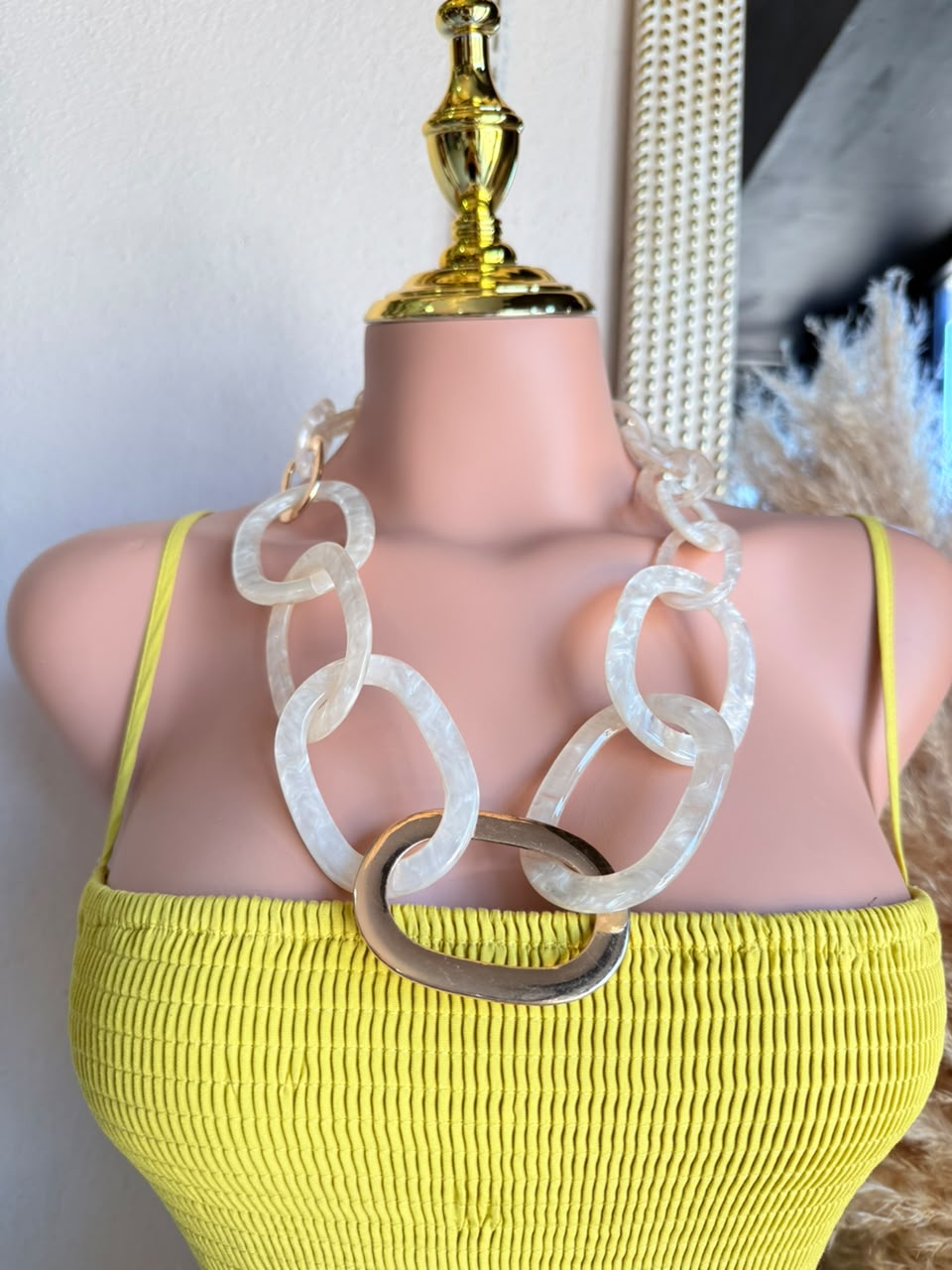 Collar de eslabones oversized en acrílico blanco nacarado con broche plateado