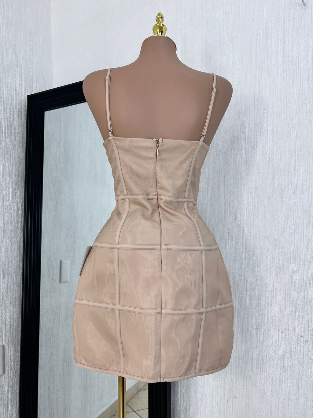 Vestido mini bordado elegancia nude detalle lateral