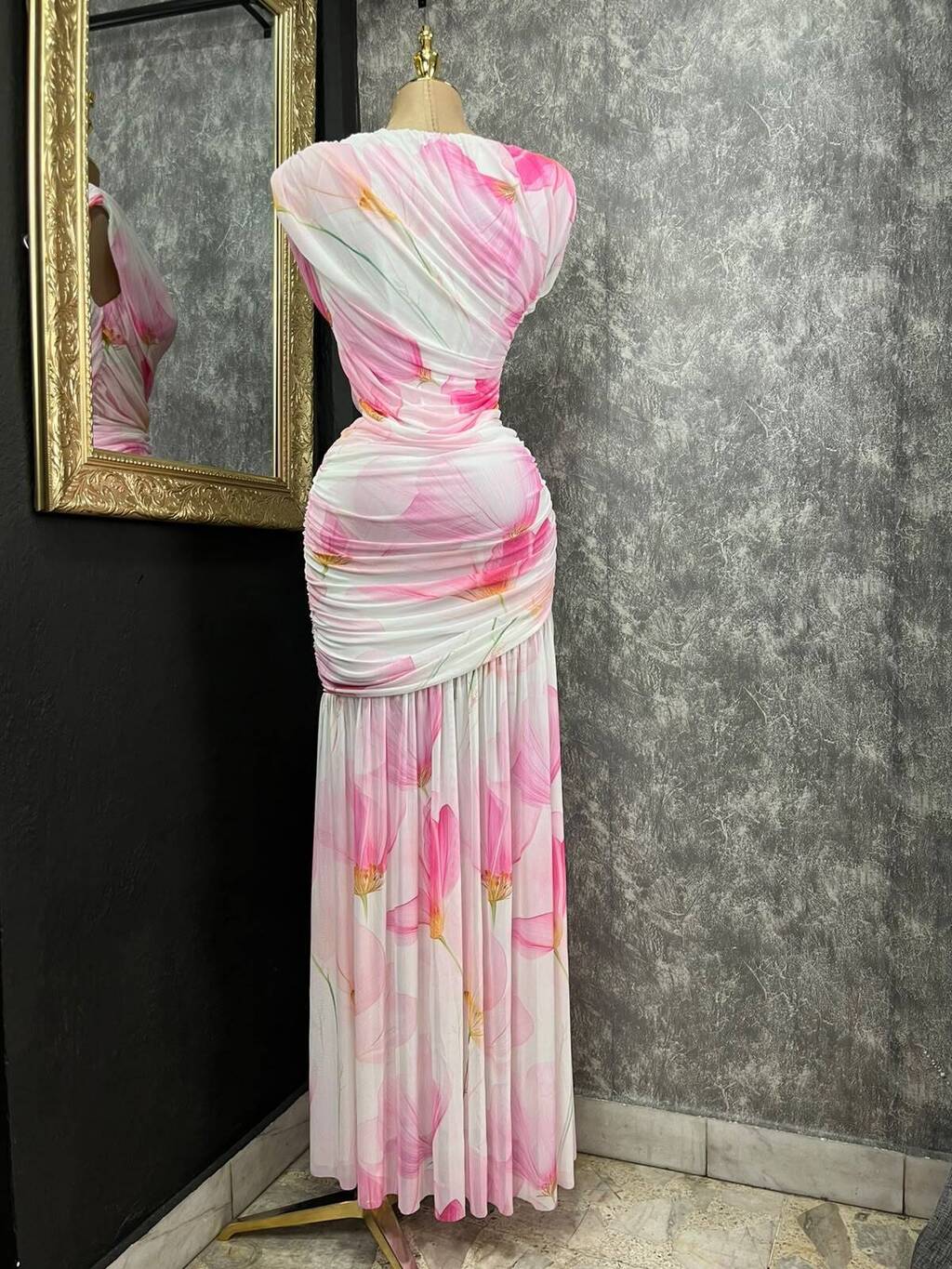 Vestido largo floral drapeado detalle de tela y acabado