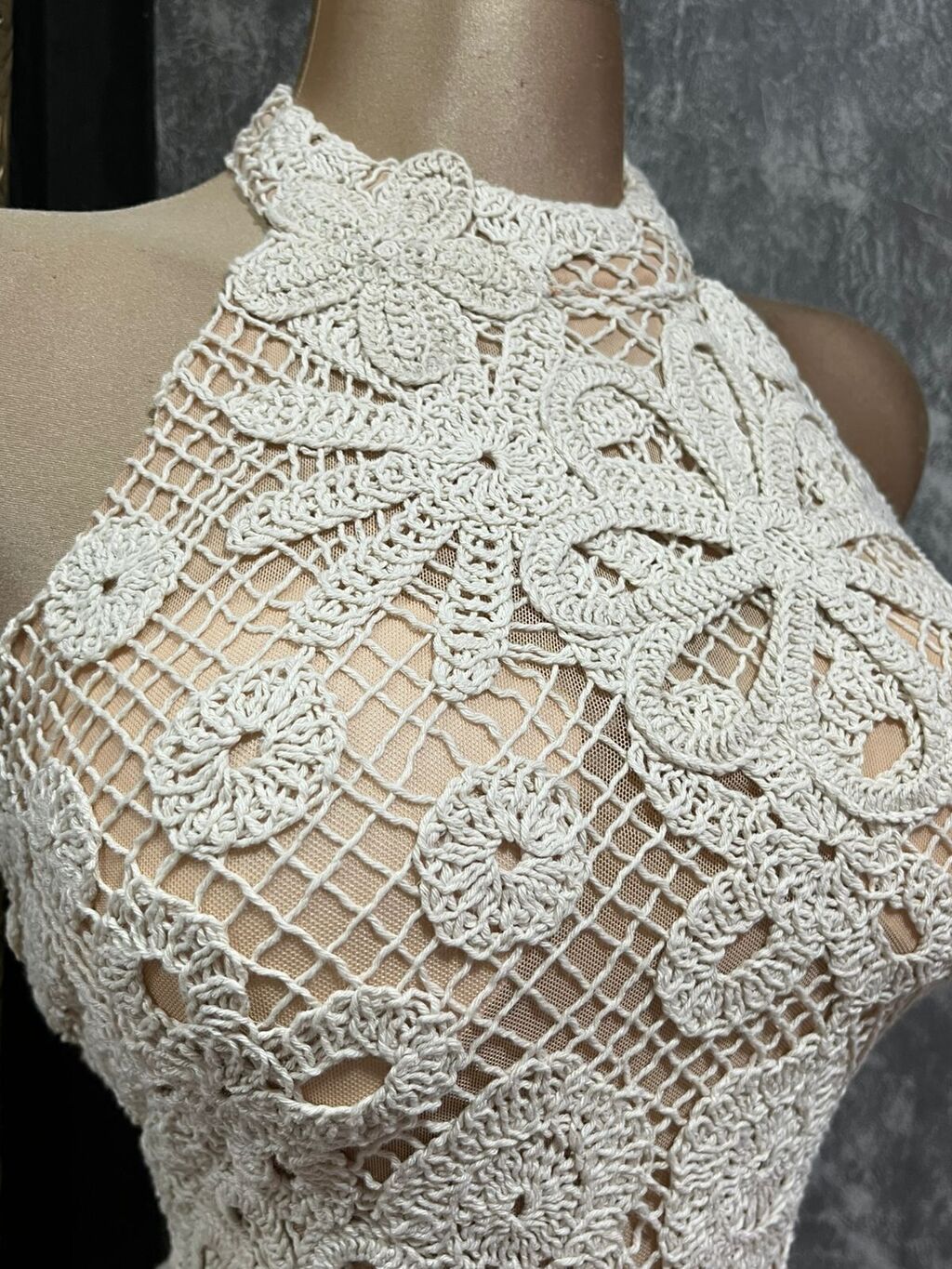 Vestido crochet floral con flecos detalle lateral y caída