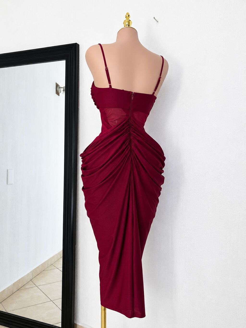 Vestido midi drapeado vino con transparencias vista frontal completa