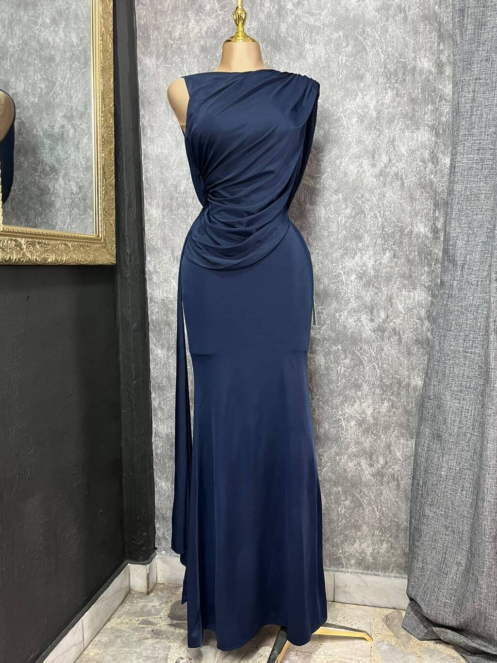 Vestido largo drapeado nocturno silueta angular MB Mayte Barrera