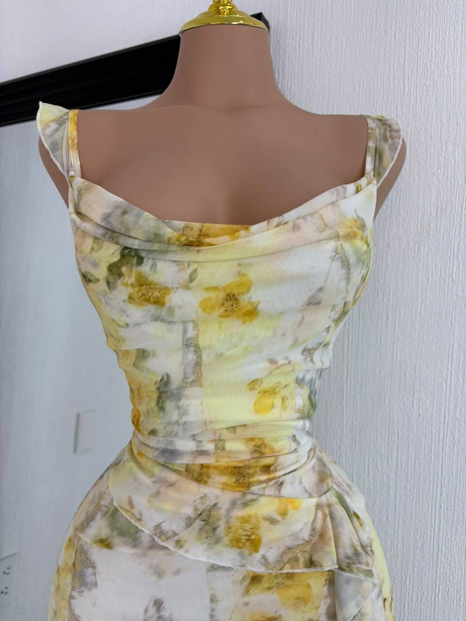 Vestido midi floral con drapeado vista frontal completa