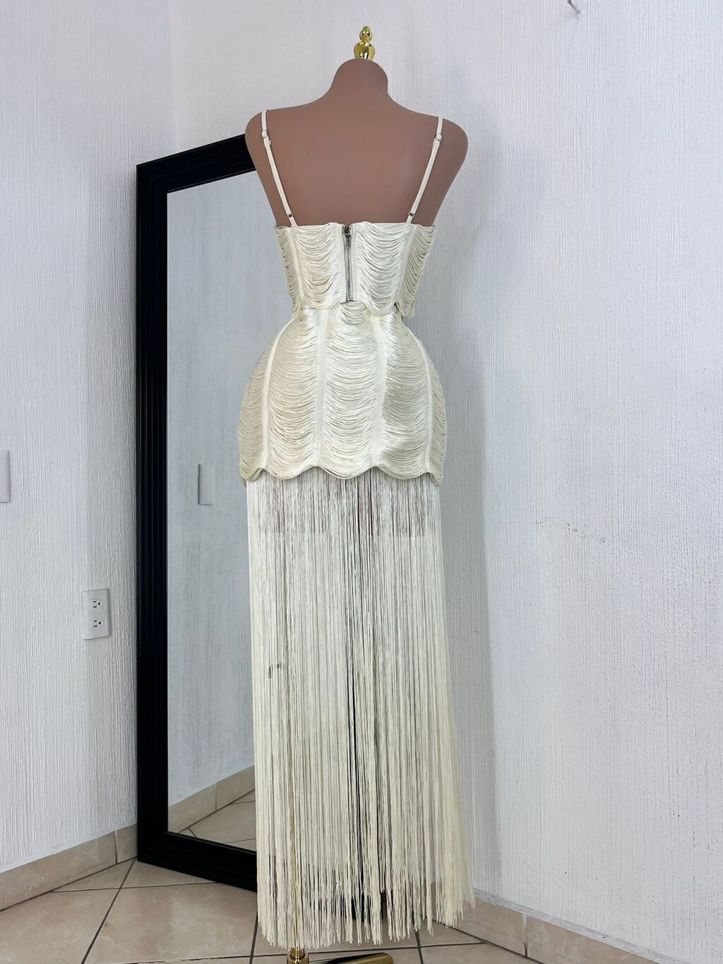 Set elegancia ivory con flecos vista trasera MB Mayte Barrera