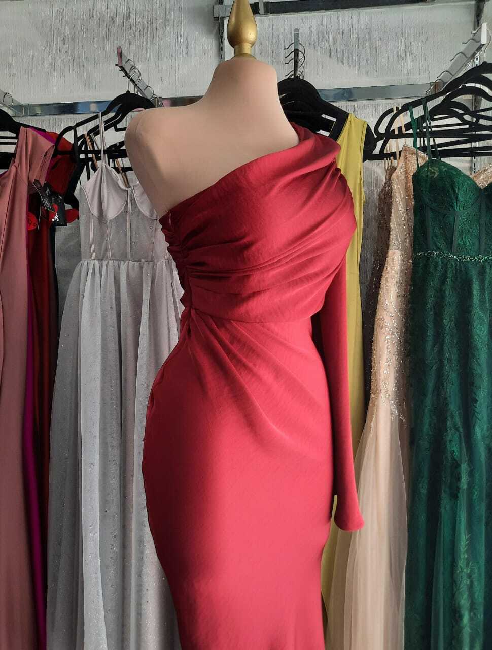 Vestido largo un hombro detalle de tela