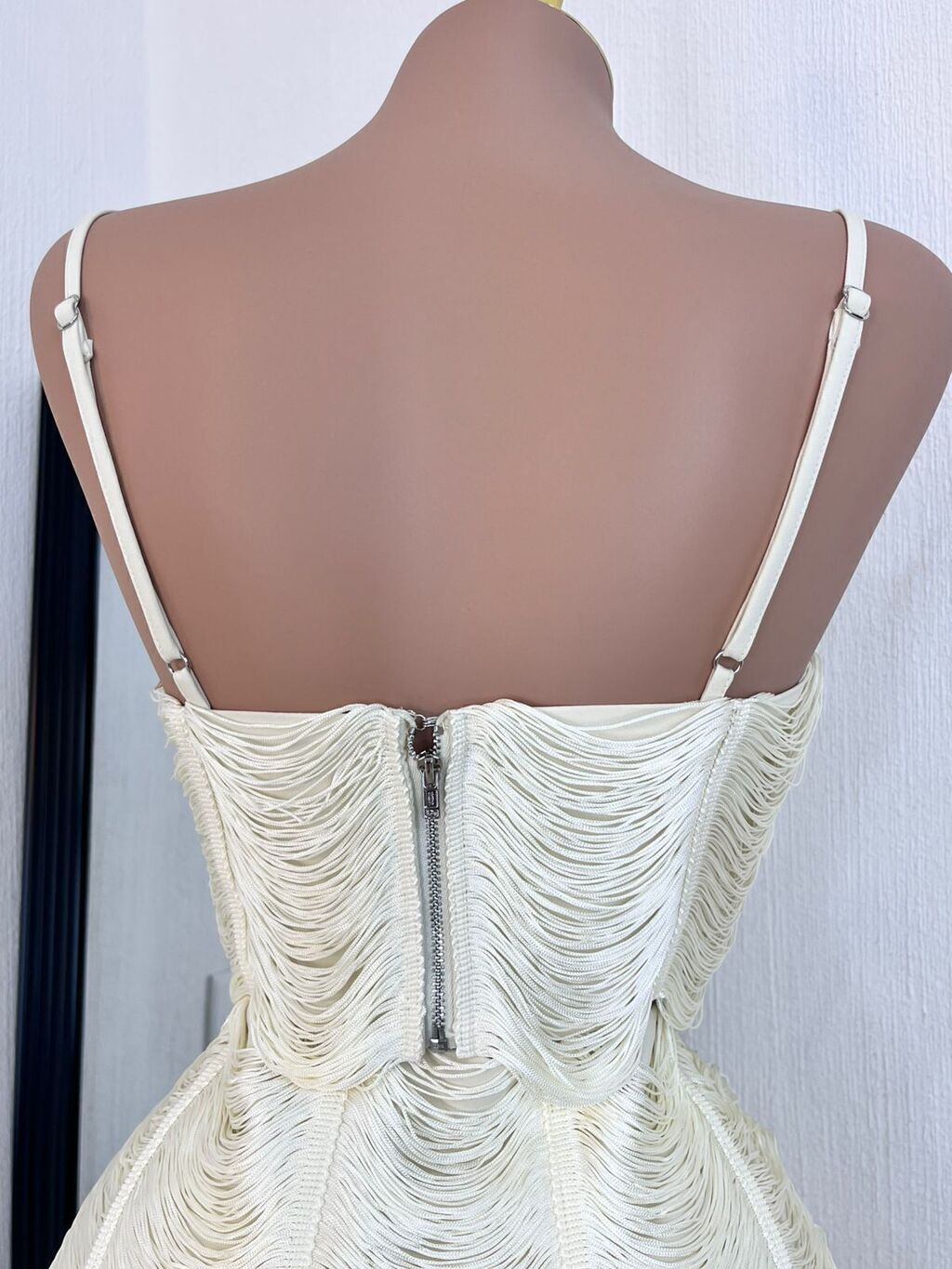 Set ivory con flecos silueta completa elegante