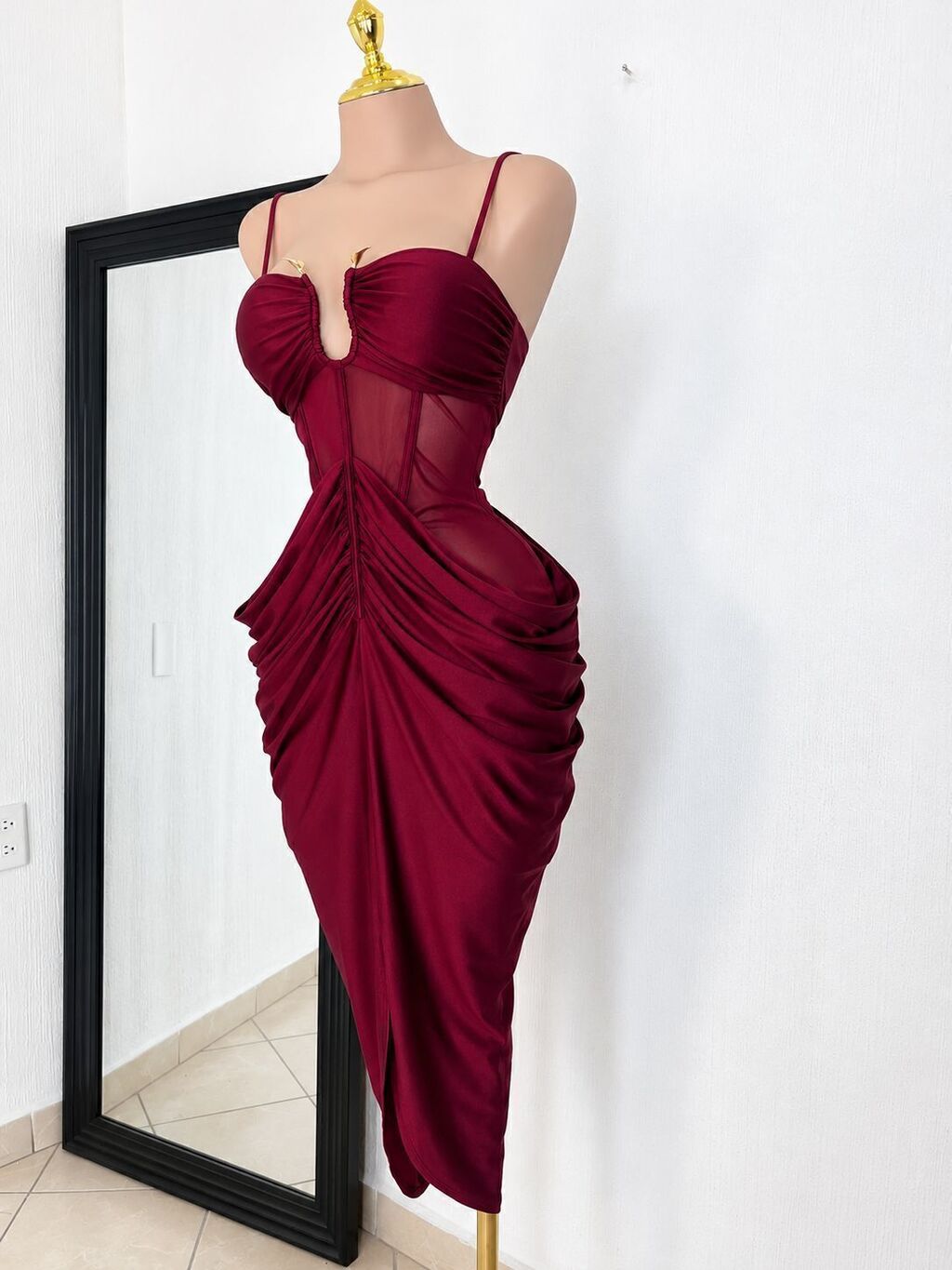Vestido midi vino drapeado detalle de transparencias lateral