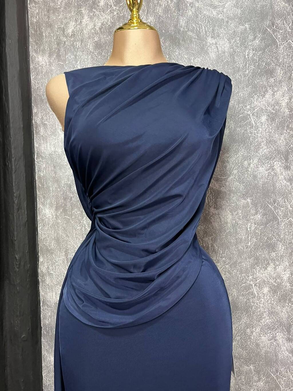 Vestido largo nocturno drapeado detalle de tela y acabado