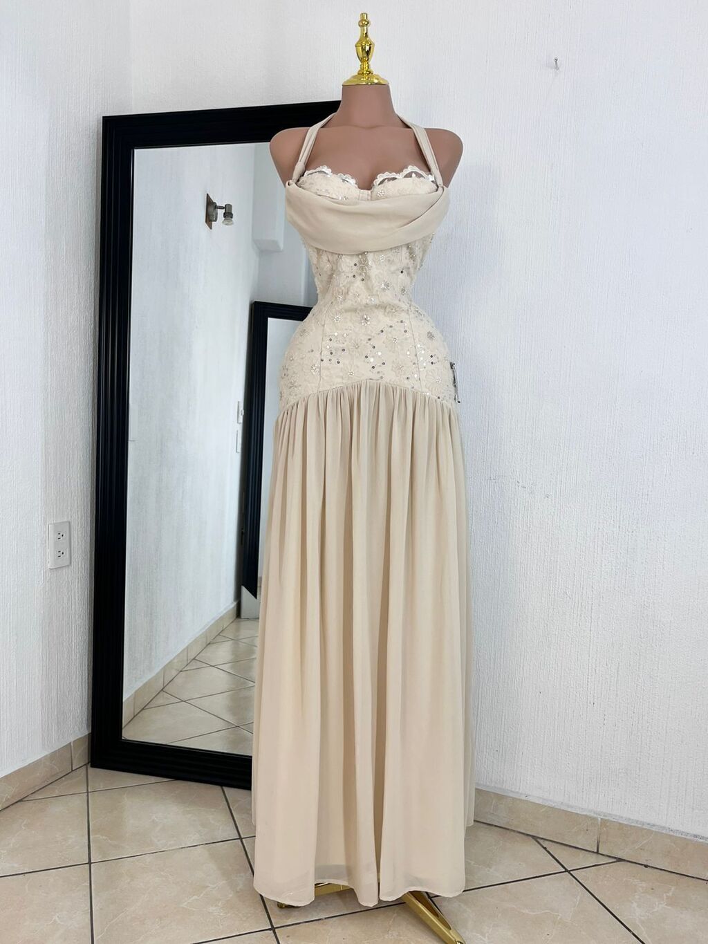 Vestido largo floral champagne vista frontal completa