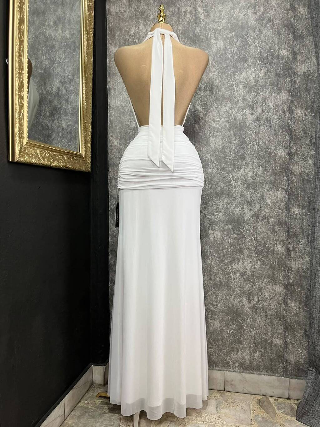 Vestido maxi halter silueta lateral con herraje dorado