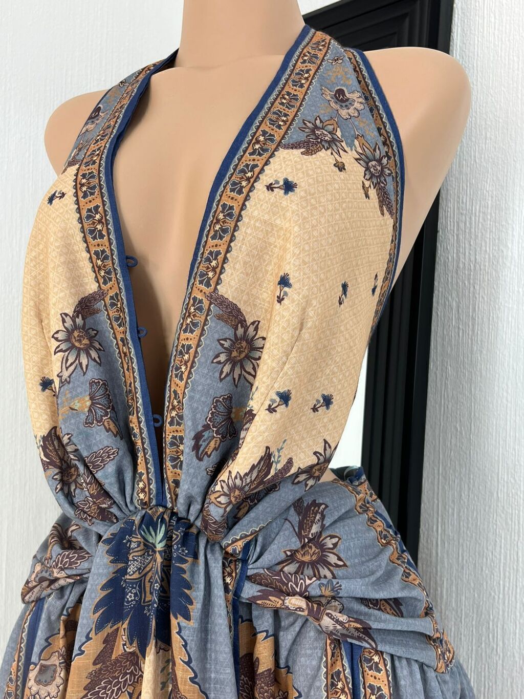 Vestido maxi bohemio azul arena detalle de tela y estampado