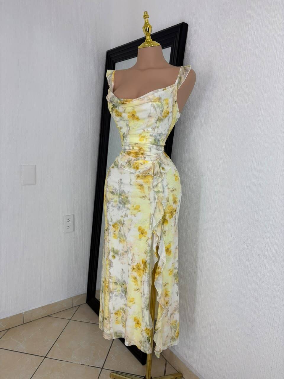 Vestido midi estampado floral con volante detalle superior