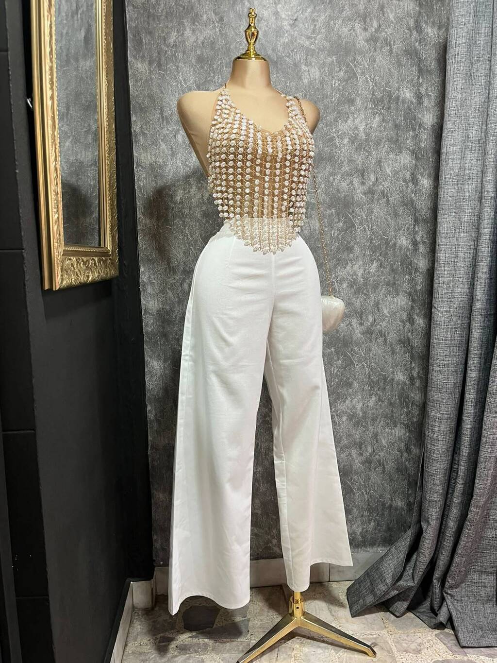 Set top aperlado y pantalón wide leg silueta completa