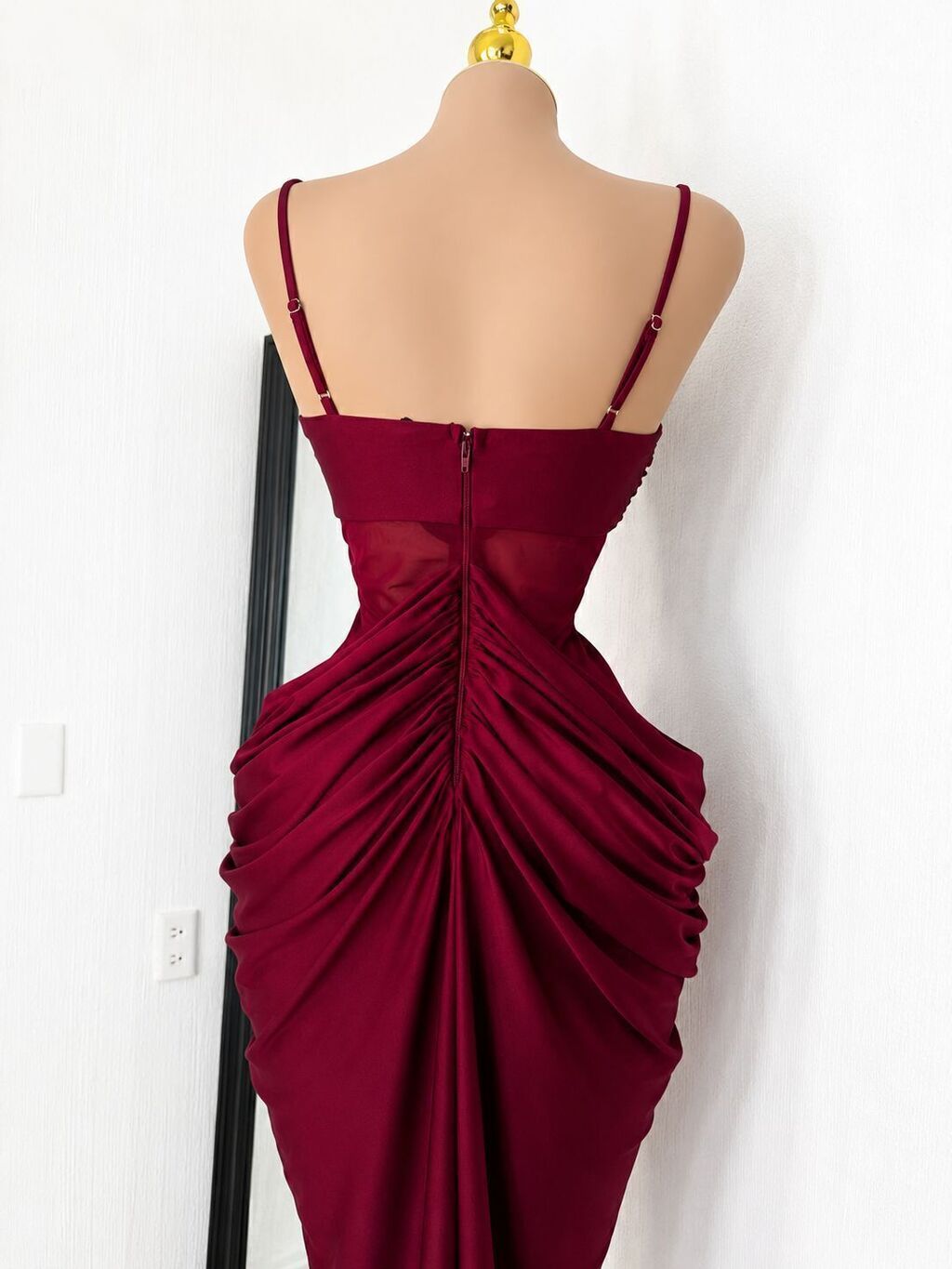 Vestido midi drapeado vino con transparencias look completo MB Mayte Barrera