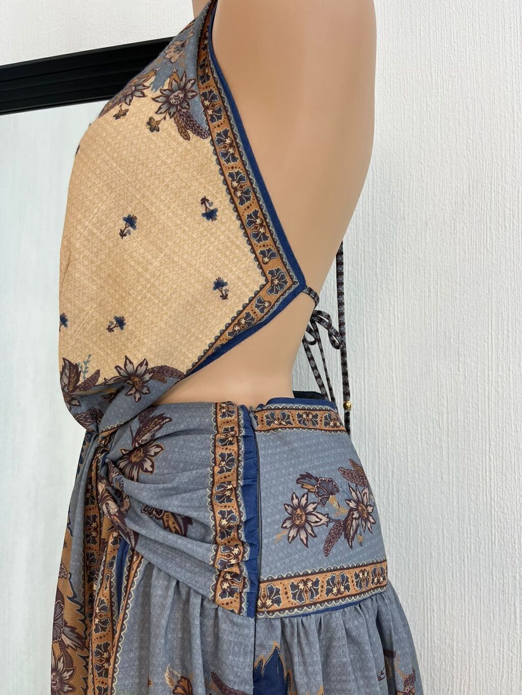 Vestido maxi bohemio azul arena detalle de tela fluida