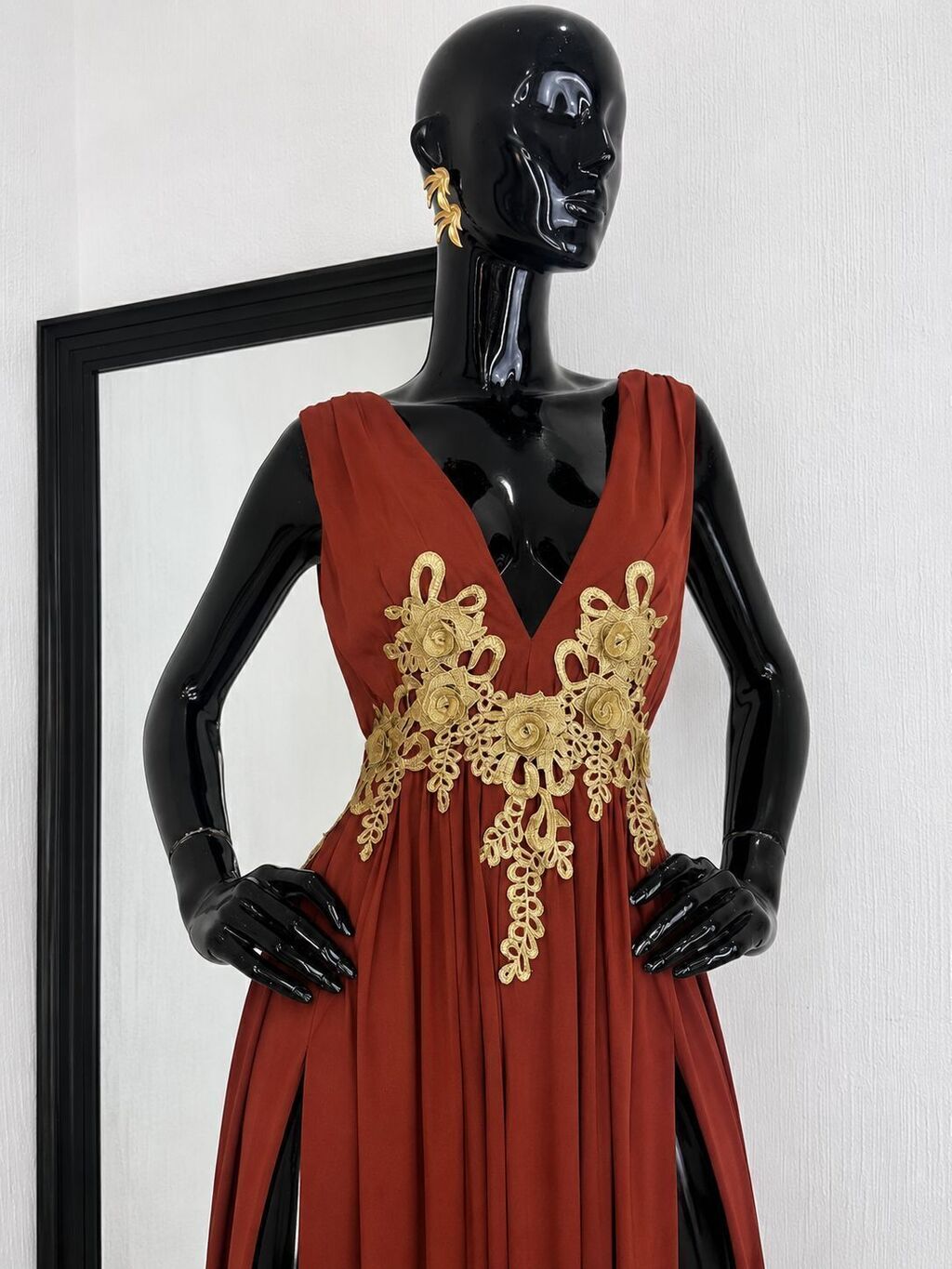 Vestido largo terracota dorado detalle de tela y acabado