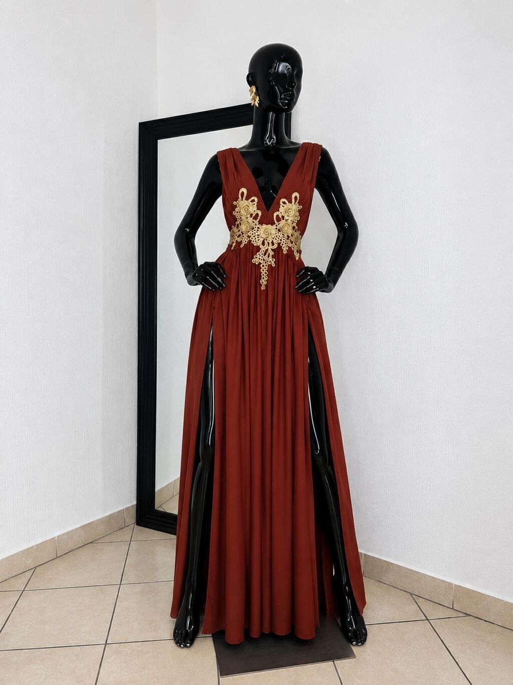 Vestido terracota elegante con aplicaciones doradas silueta completa