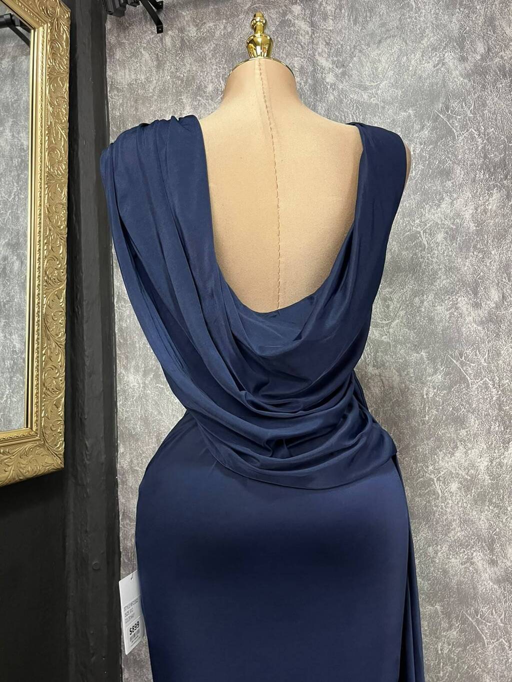 Vestido drapeado elegancia nocturna detalle de silueta