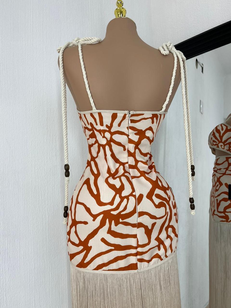 Vestido largo abstracto con flecos detalle lateral MB Mayte Barrera