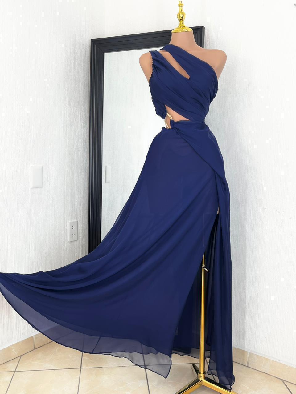 Vestido largo elegancia nocturna detalle de escote y tela