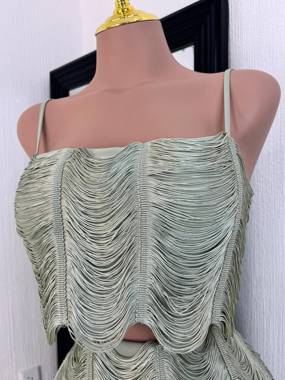 Set sage elegante con flecos detalle de escote
