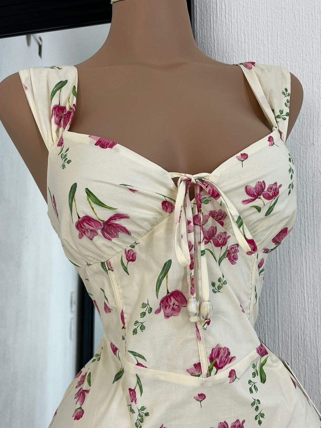 Vestido midi floral garden silueta completa elegante