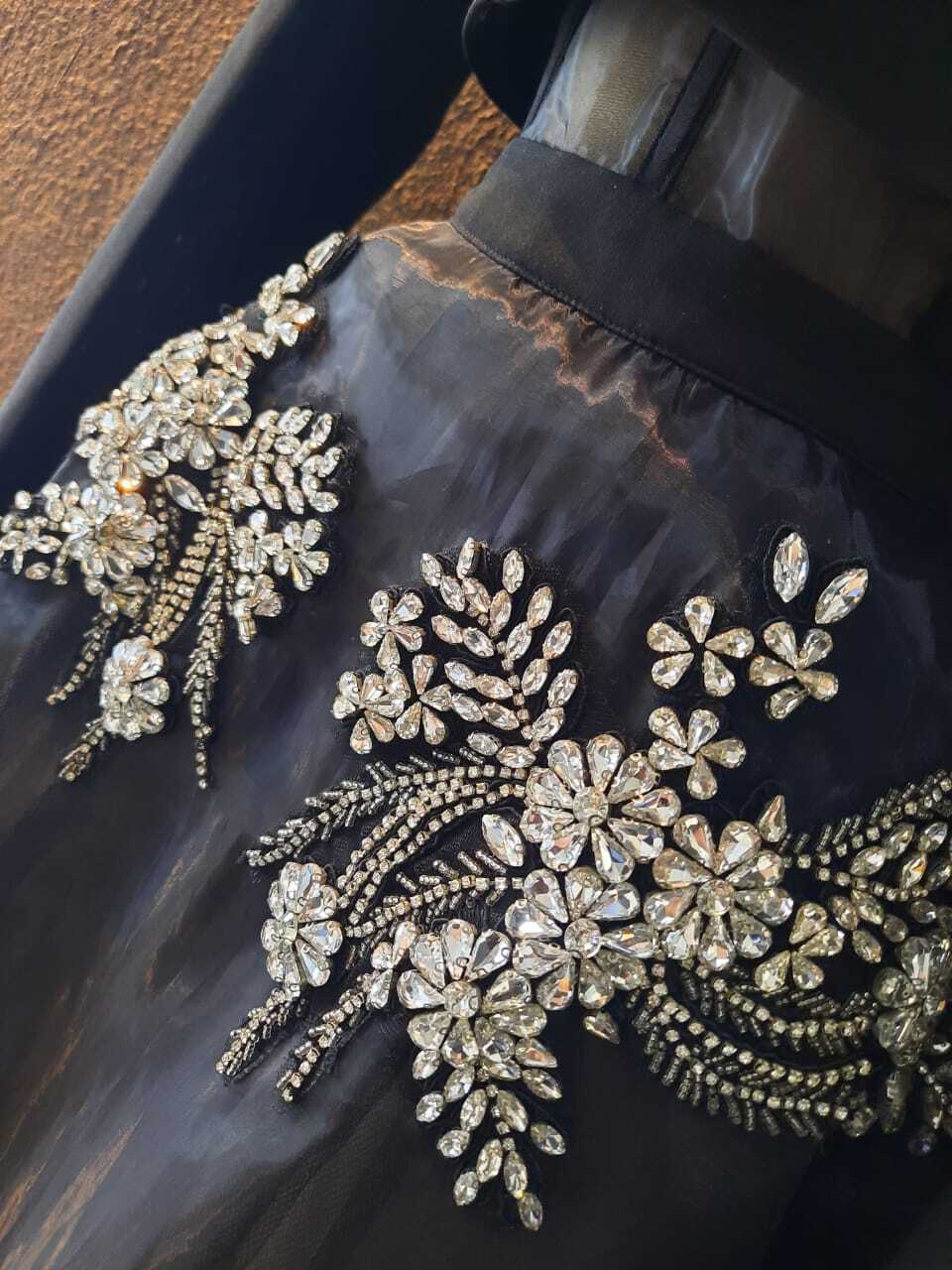 Vestido elegancia comodidad detalle angular