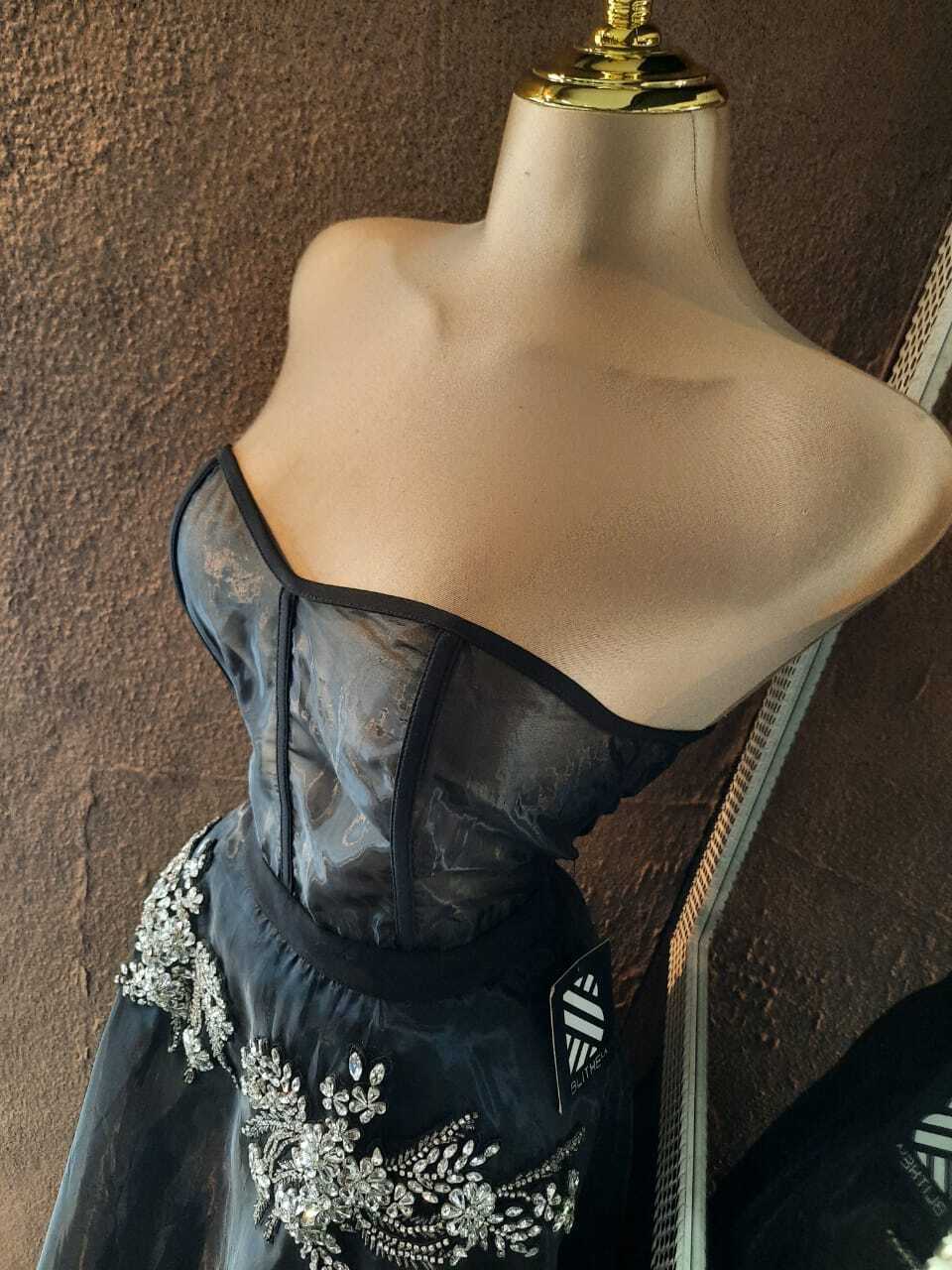 Vestido elegancia comodidad detalle de manga