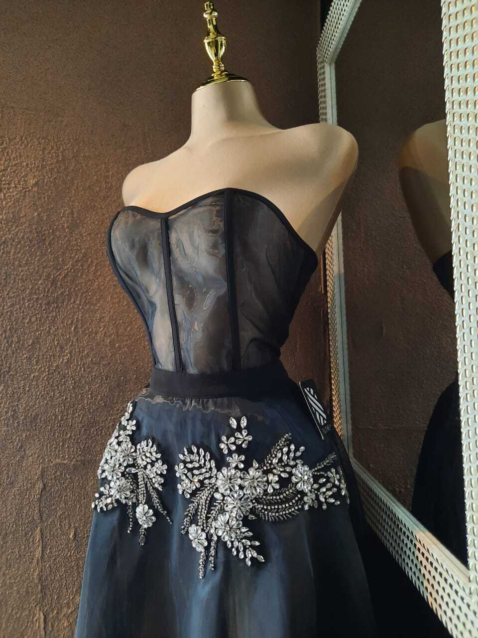 Vestido elegancia comodidad detalle de escote
