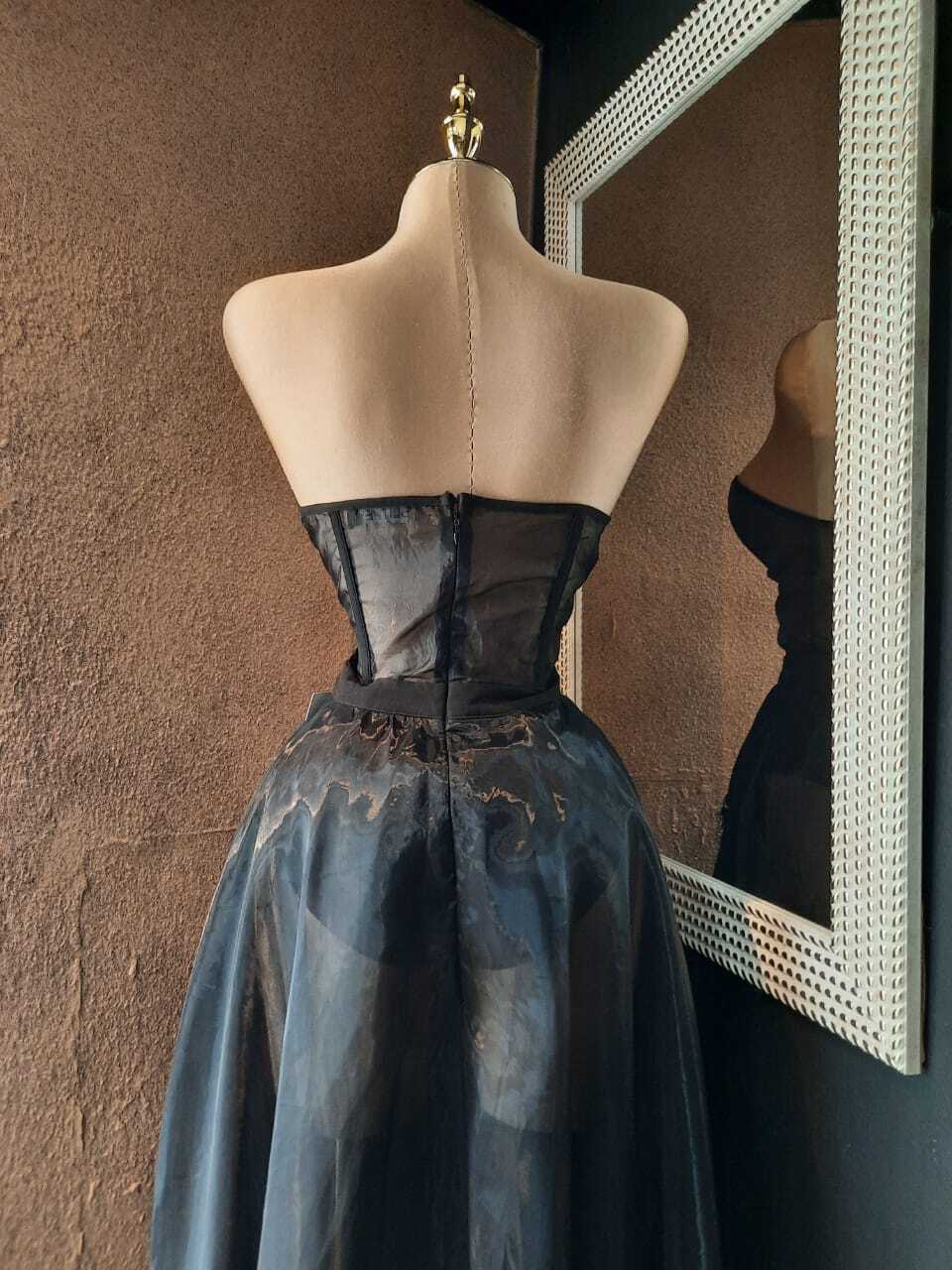 Vestido elegancia comodidad vista lateral completa