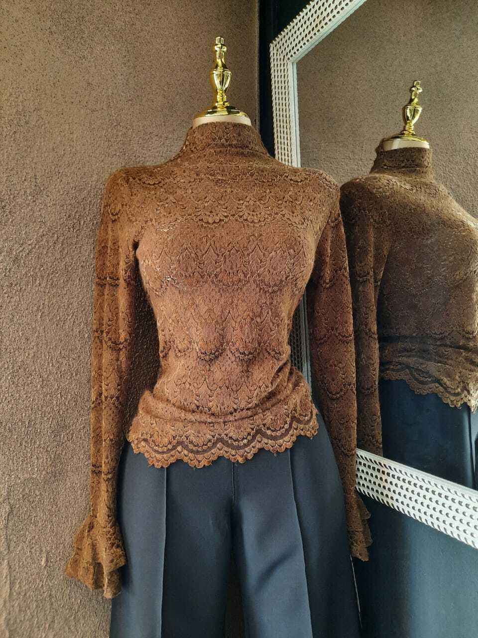 Blusa de encaje manga larga 252249