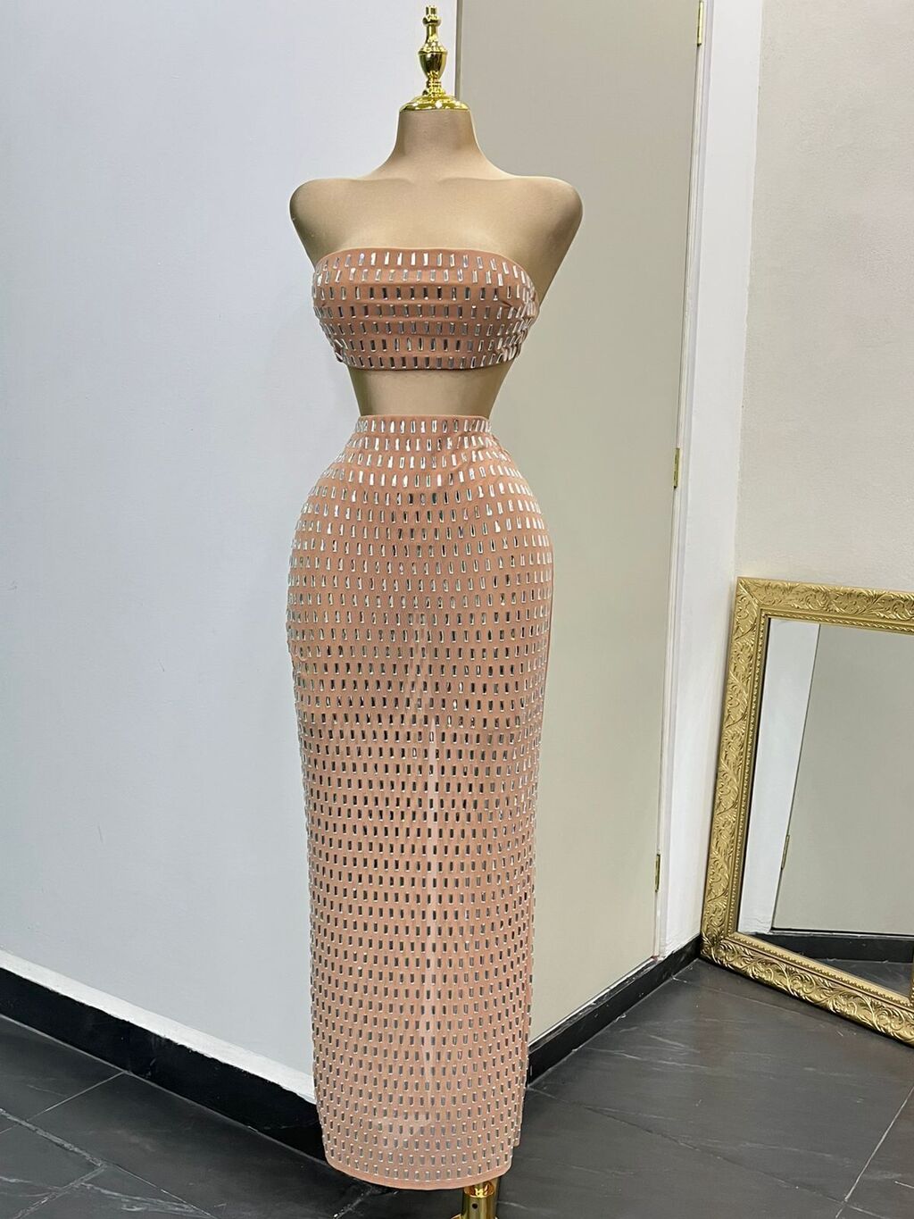 Set glimmer nude top strapless falda maxi vista frontal