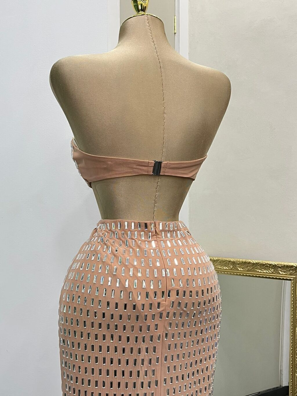 Set glimmer nude top strapless falda maxi pedrería detalle