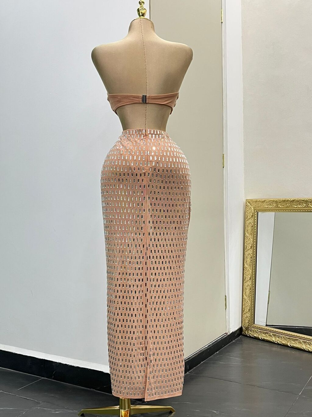 Set glimmer nude falda maxi pedrería espejo detalle lateral