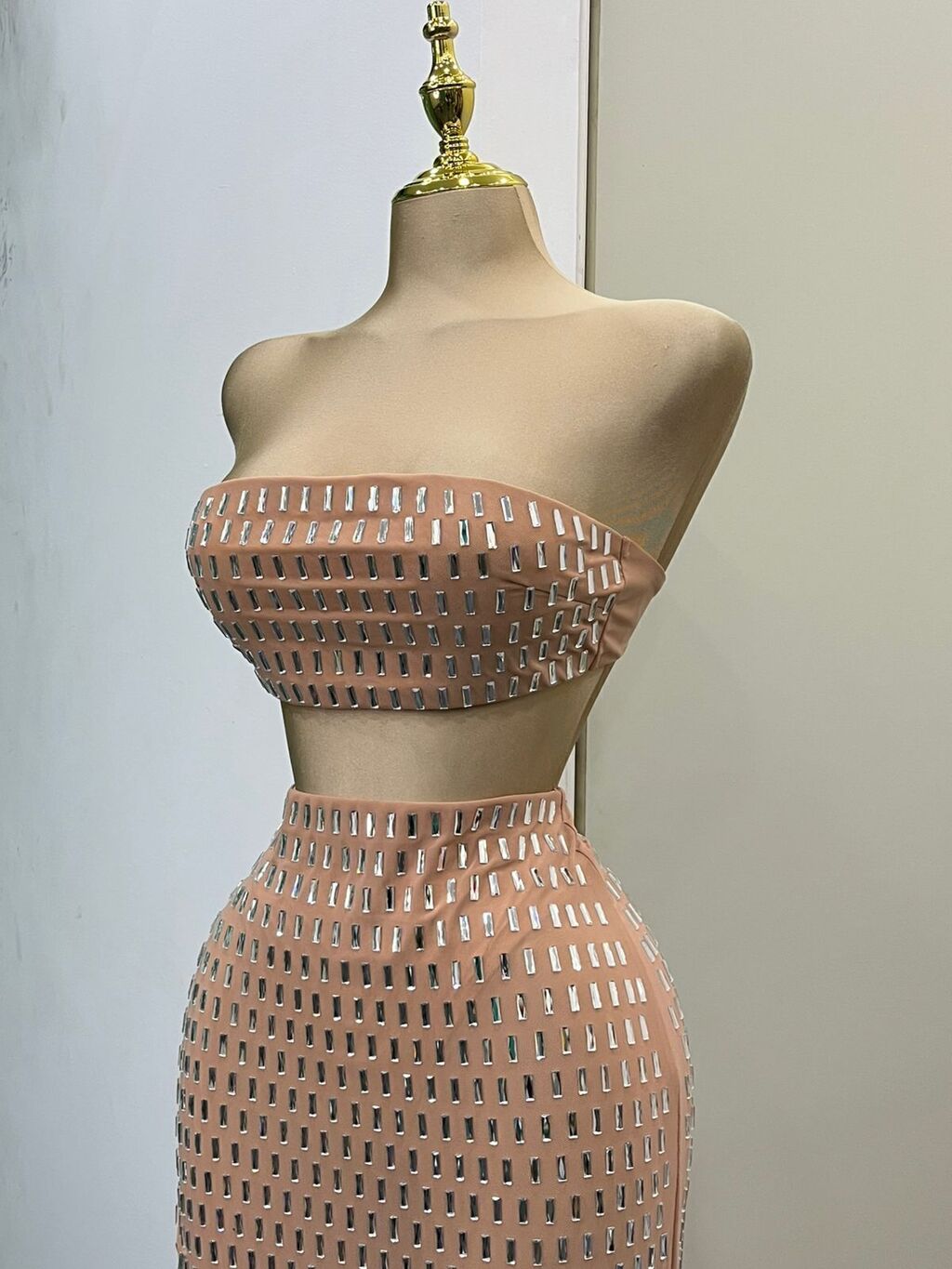 Set "Glimmer Nude" - Top Strapless y Falda Maxi con Pedrería Espejo 241808