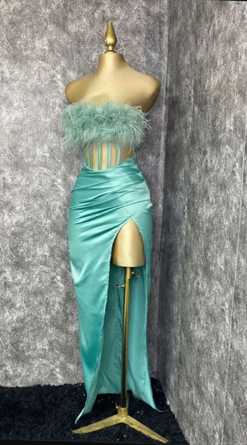 Vestido gala aqua glam corset plumas detalle de escote